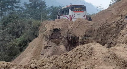 बाढीले अवरुद्ध भएको कान्तिलोकपथ सडक सञ्चालन